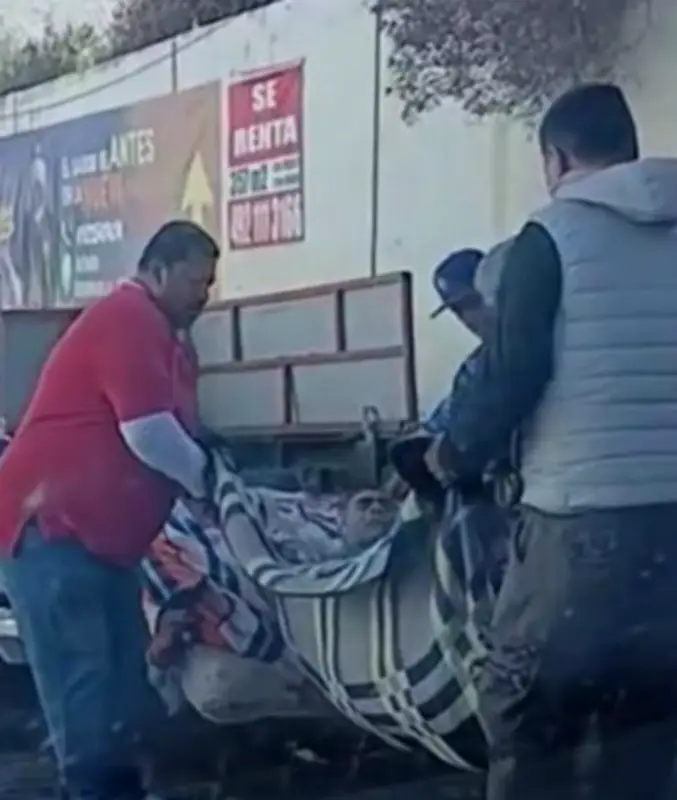 Paciente llega en cobijas al IMSS Zacatecas; familiares denuncian falta de camilla