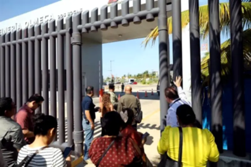 Padres de familia ingresan a la refinería de Dos Bocas en protesta por falta de empleo