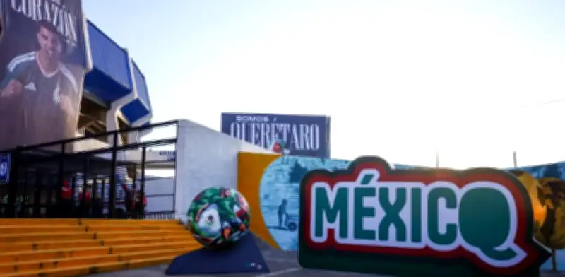 Padres de portero islandés viajan desde Reikiavik para verlo jugar contra México en Querétaro