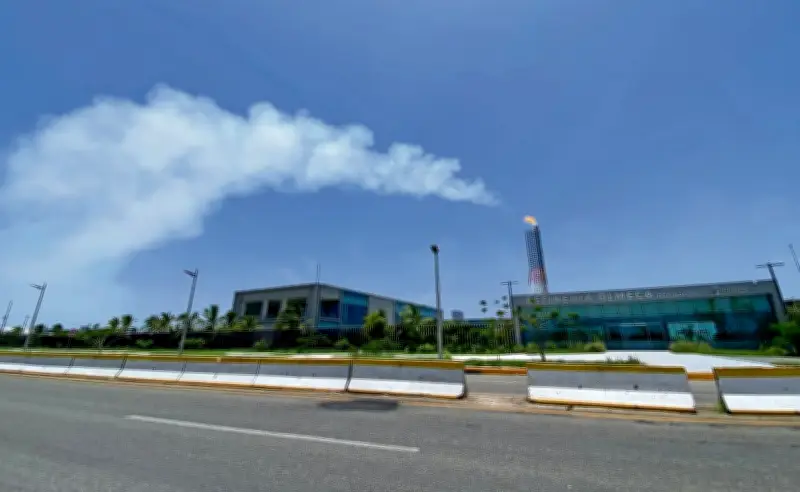 Padres en Tabasco exigen reubicación de escuelas por cercanía a refinería Olmeca