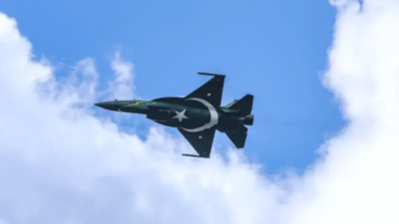 Pakistán lanza ataques aéreos contra siete objetivos terroristas en frontera con Afganistán