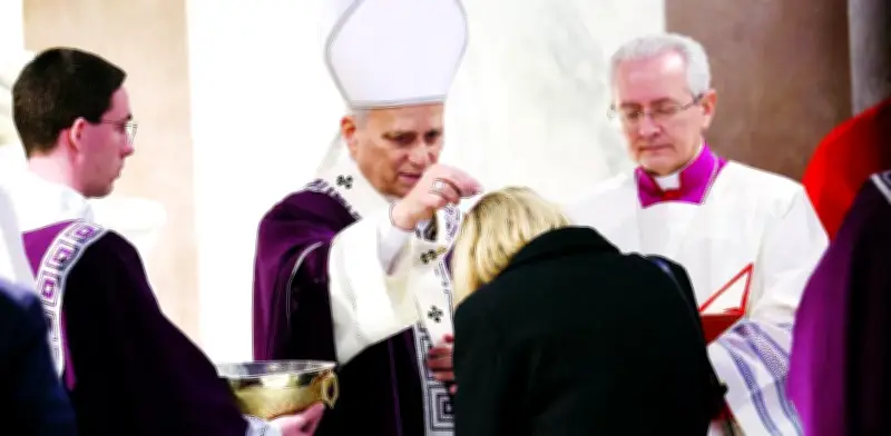 Papa León XIV lamenta las cenizas de un mundo en guerra durante Miércoles de Ceniza