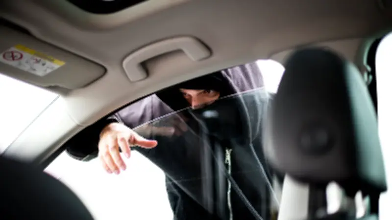 Pareja escapa de asalto en Chile al atropellar a un agresor; video capta el incidente