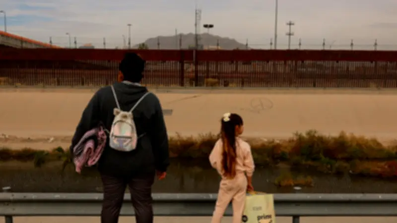 Pareja migrante regresa a México tras 30 años en California por temor a redadas