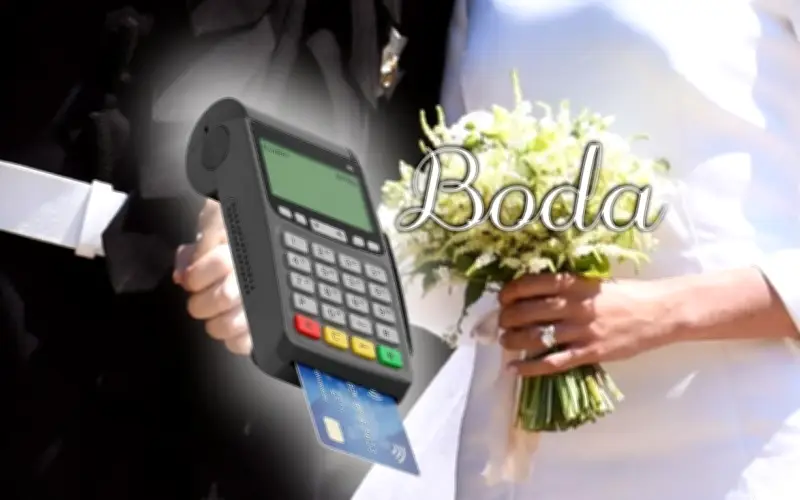 Pareja se vuelve viral por usar terminal bancaria para cobrar regalos en su boda