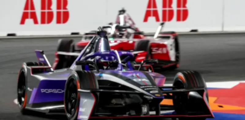 Pascal Wehrlein triunfa en la Carrera 1 de Fórmula E en Arabia Saudita