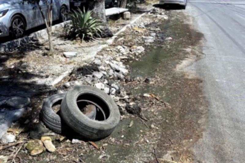 Pavimentan calzada en Monterrey pero dejan escombro en banquetas y calles aledañas
