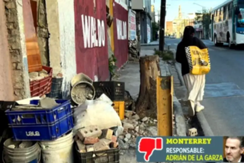 Peatones en peligro: sortean riesgos en la calle Villagrán de Monterrey