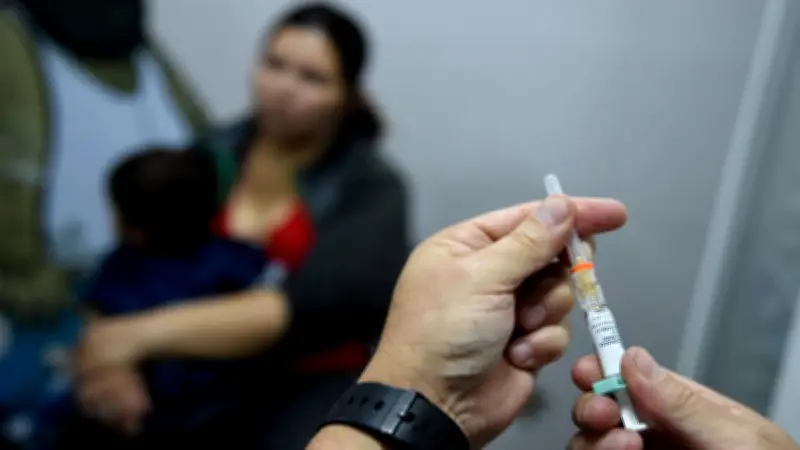 Pediatra insta al uso de cubrebocas en niños ante repunte de sarampión en México