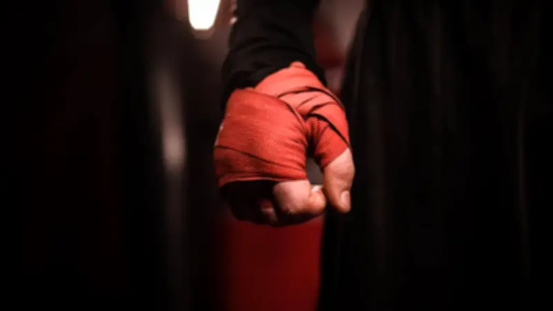 Peleador de MMA gana combate con el brazo fracturado; video se viraliza en redes