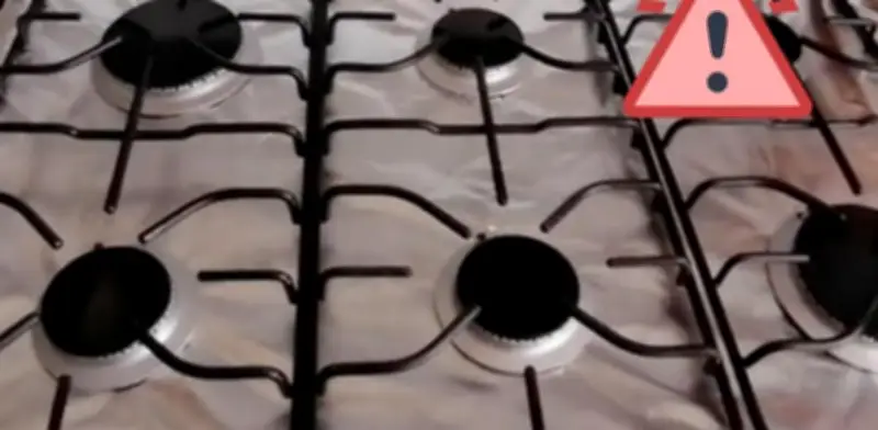 Peligro en la Cocina: Por Qué Forrar la Estufa con Aluminio es una Mala Idea