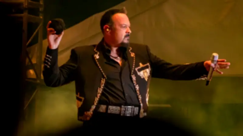 Pepe Aguilar recomienda tres canciones para dedicar en San Valentín