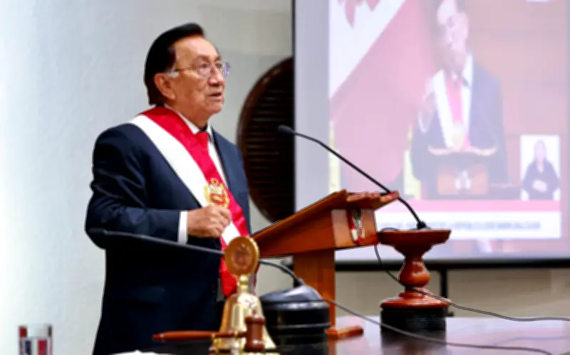 Perú: Nuevo Presidente Interino Garantiza Transición Pacífica Hasta Elecciones de Abril
