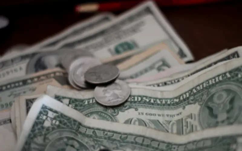 Peso mexicano cierra con cambios mínimos en sesión volátil; dólar en 17.18 pesos