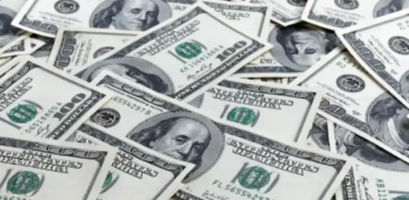 Peso Mexicano Extiende Pérdidas: Dólar Cotiza en $17.24 Tras Violencia y Datos de Inflación