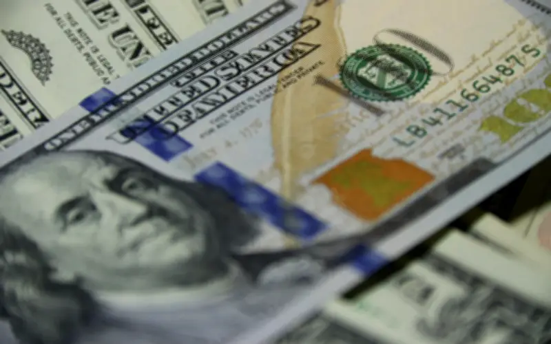 Peso mexicano extiende racha ganadora pese a leve repunte del dólar en cierre