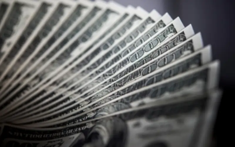 Peso mexicano se fortalece: dólar cierra en 17.20 tras repunte inflacionario