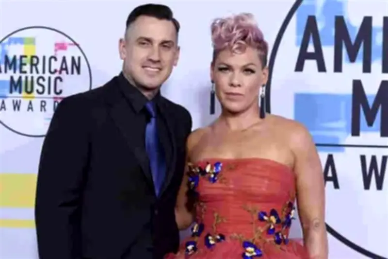 Pink desmiente categóricamente rumores de separación con Carey Hart