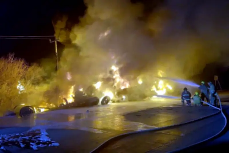 Pipa con combustible se incendia tras volcar en carretera, provoca caos vial