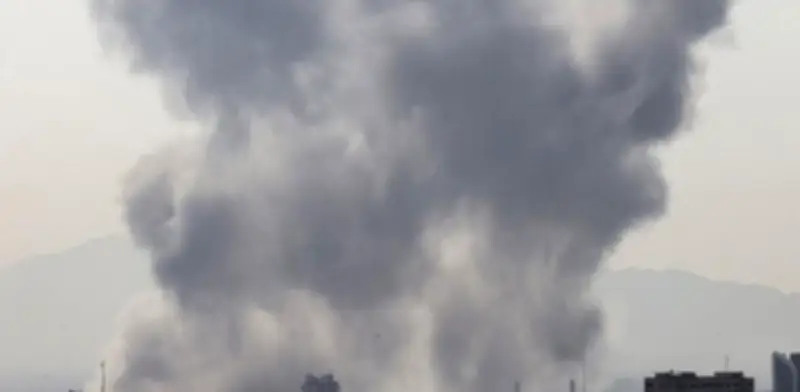 Pánico en Irán tras ataques: explosiones en Teherán provocan éxodo masivo y colas en gasolineras