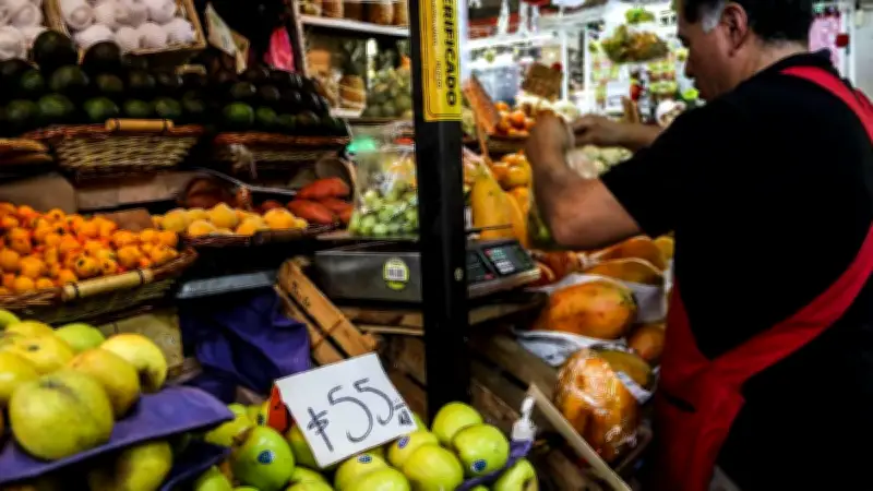 Pobreza laboral afecta al 32.3% de mexicanos, sin ingresos para canasta alimentaria