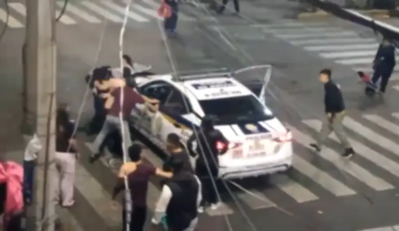 Policía de CDMX agredido por vecinos en Santa María la Ribera durante revisión