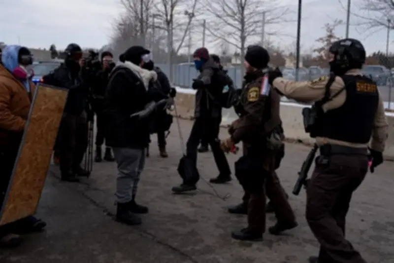 Policía Arresta a Manifestantes Durante Protesta en Minneapolis