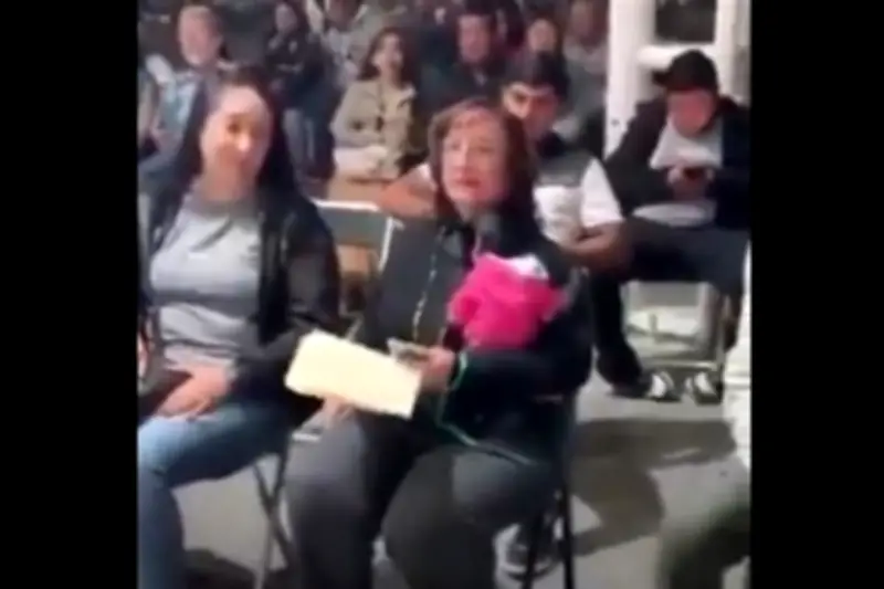 Polémica en Jalisco por regidora que llevó un mono araña a sesión de cabildo