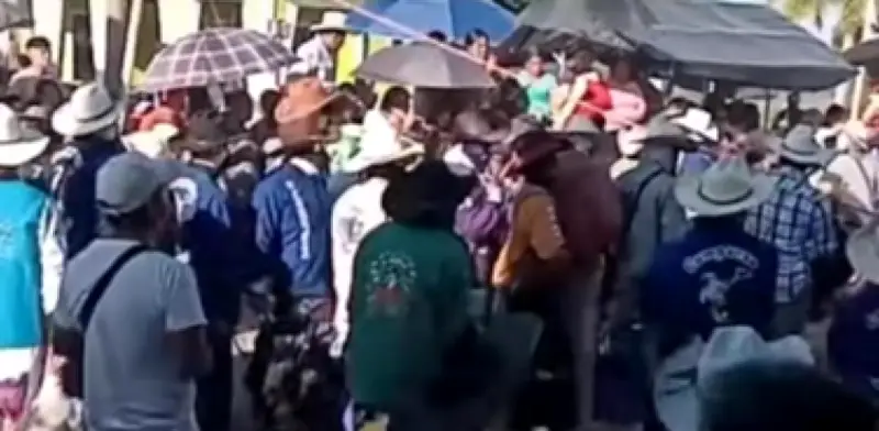 Polémica en Puebla por decapitación de gallinas en Carnaval de Xaltepuxtla