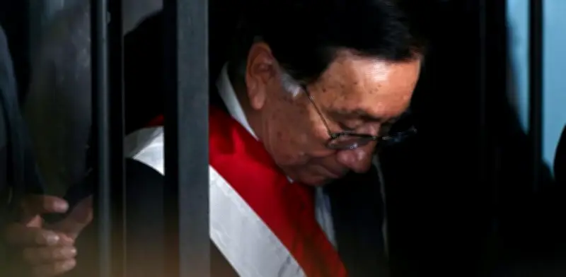 Presidente interino de Perú enfrenta críticas por declaraciones sexistas y antecedentes de corrupción