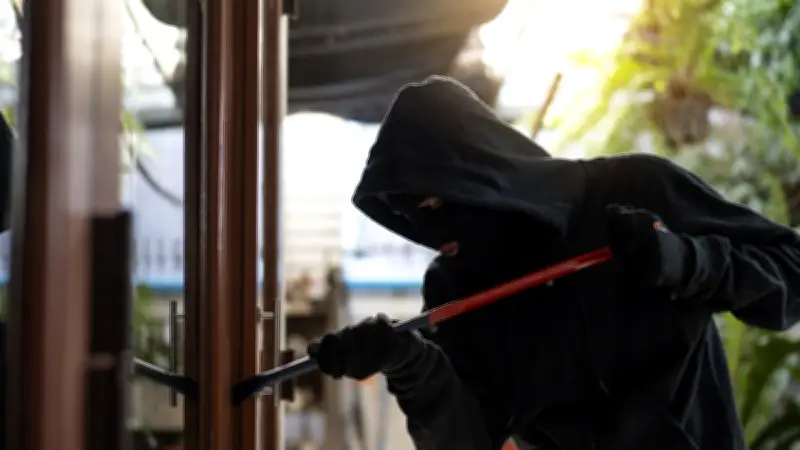 Presunto ladrón en Morelia llora desconsolado tras ser acorralado por policías y vecinos