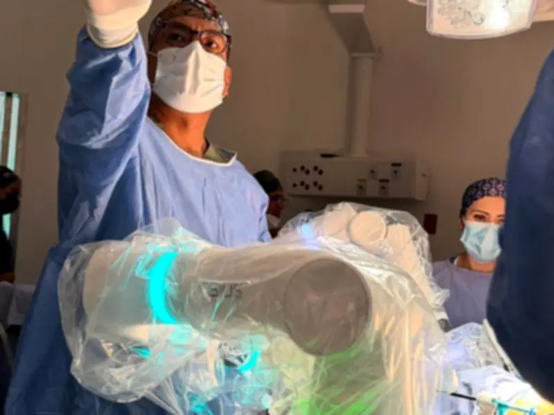 Primera cirugía torácica con robot Versius en hospital público mexicano