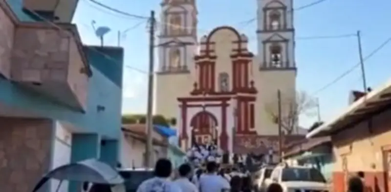 Procesión por la paz en Aguililla, Michoacán tras violencia por muerte de 'El Mencho'
