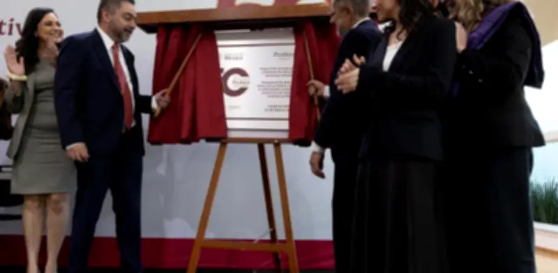 Profeco conmemora 50 años de defensa del consumidor con placa en Los Pinos