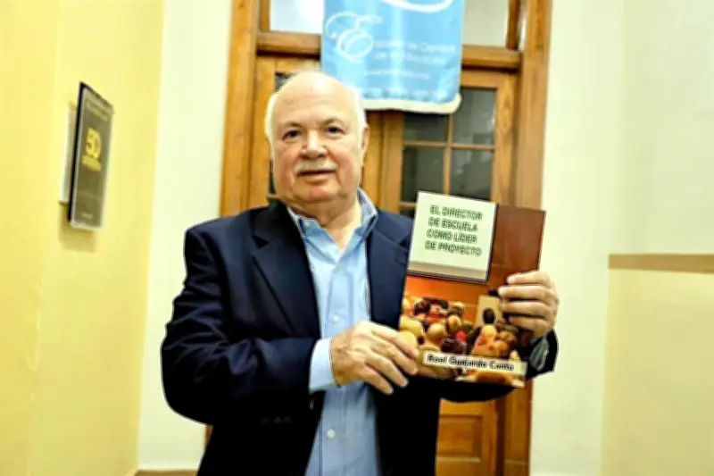 Profesor plasma en libro el reto de ser director escolar en México
