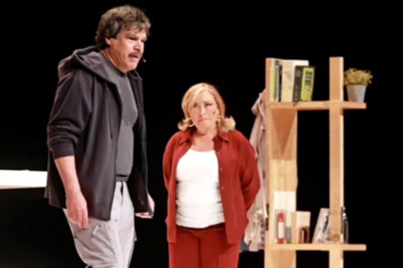 Profesora imparte clase magistral sobre educación en México