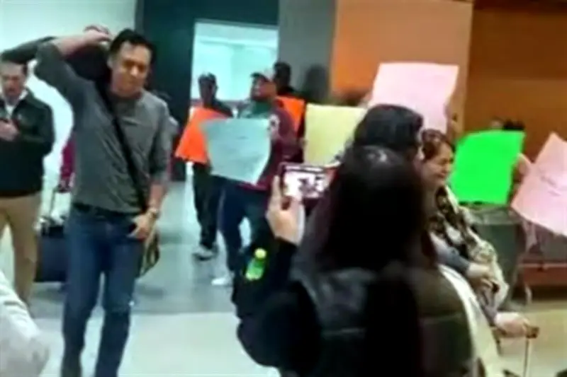 Protesta en Chihuahua recibe a Marx Arriaga por polémica educativa