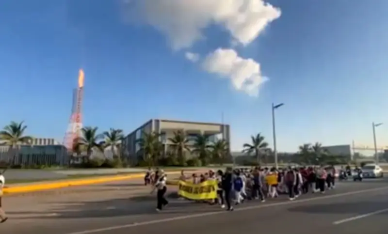 Protestan en Dos Bocas por reubicación de escuelas colindantes con refinería Olmeca