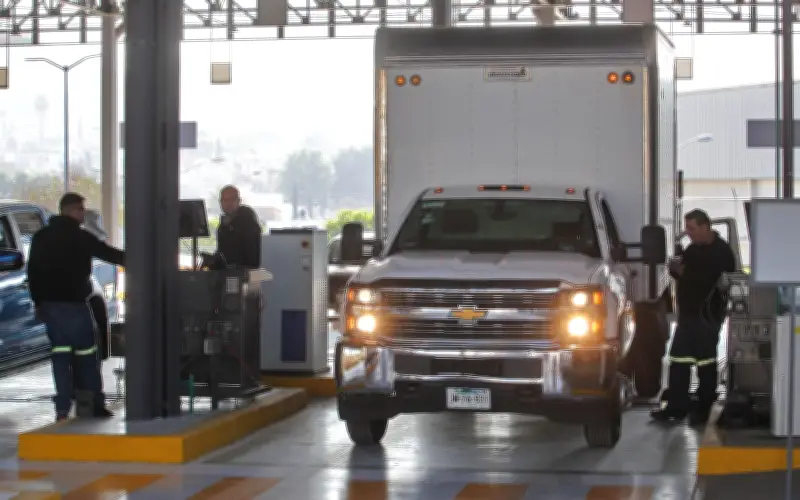 ¿Pueden multarte por usar luces altas en México? Conoce las sanciones y reglas