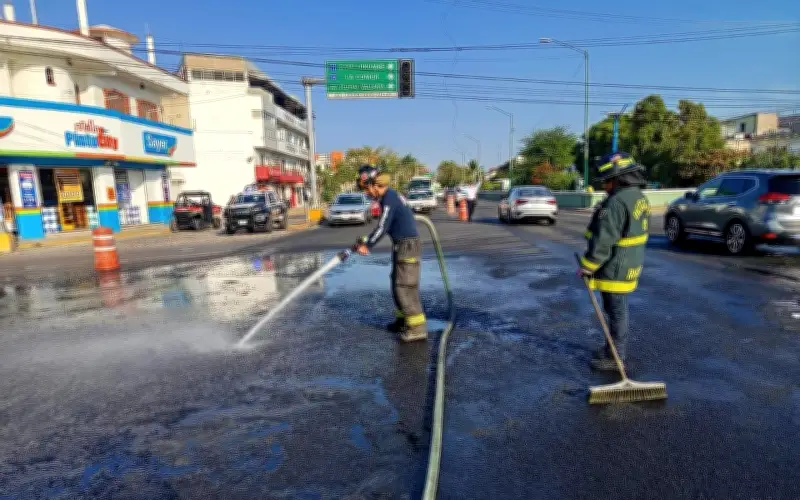 Puerto Vallarta avanza en remoción de vehículos incendiados para restablecer vialidades