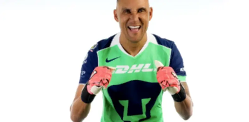 Pumas rinde homenaje a Olaf Heredia con nuevo uniforme de portero