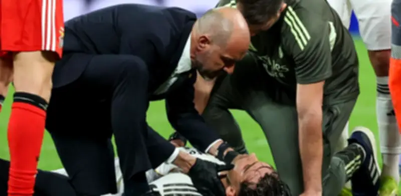 Raúl Asencio sufre contractura cervical tras caída en partido de Champions League