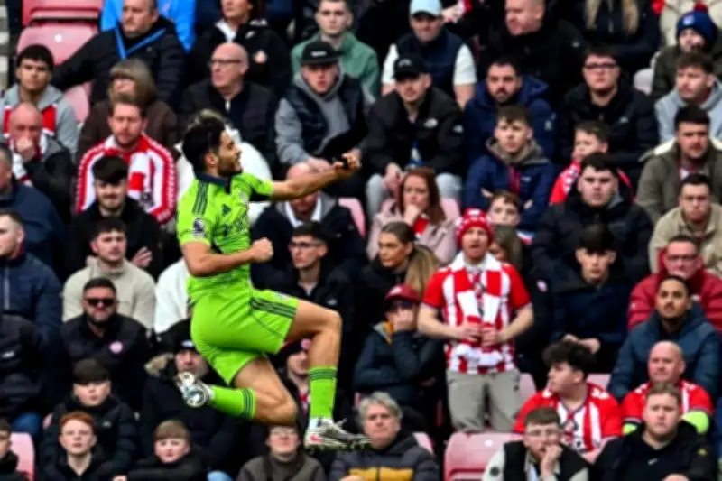 Raúl Jiménez marca doblete y lidera la victoria del Fulham en la Premier League