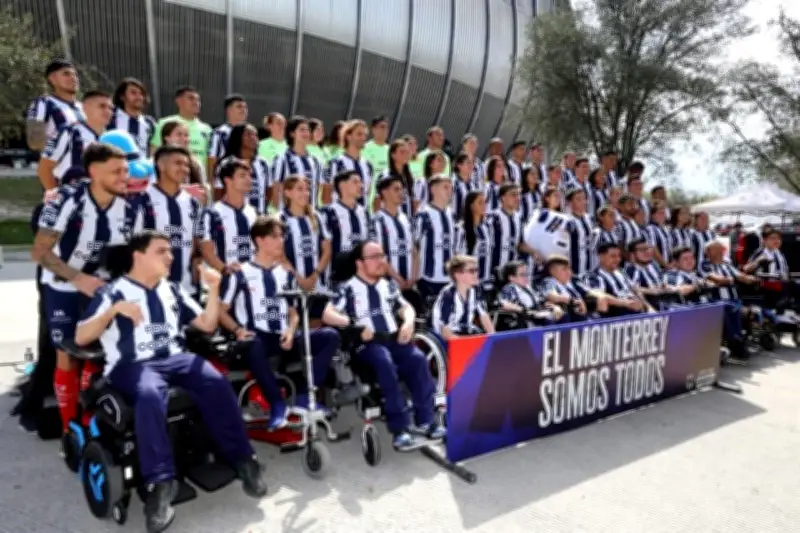 Rayadas y Rayados posan juntos para la histórica foto oficial del Clásico Regio