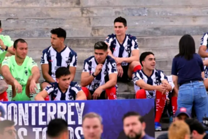 Rayados y Rayadas posan para la foto oficial del Clausura 2026 en Monterrey