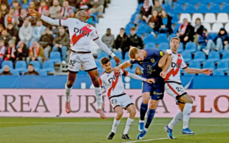 Rayo Vallecano sorprende con contundente 3-0 sobre Atlético de Madrid en LaLiga
