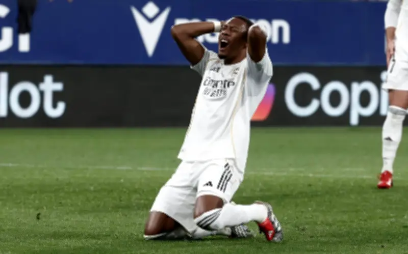 Real Madrid cae en Pamplona y deja abierta LaLiga: Osasuna lo derrota 2-1 en el último minuto