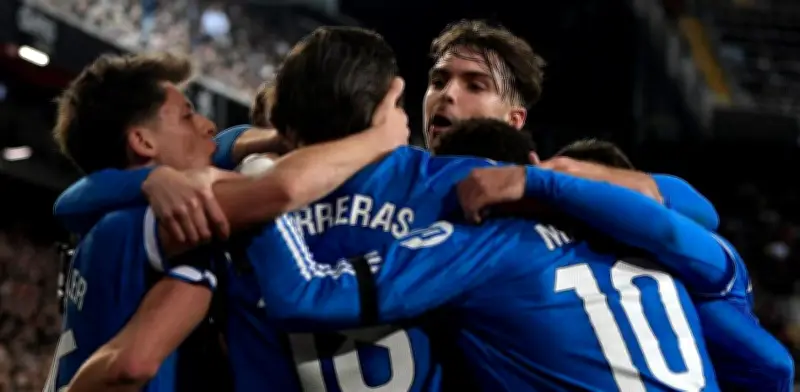 Real Madrid vence 0-2 a Valencia en Mestalla y se mantiene a un punto del líder Barcelona