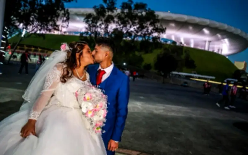 Recién casados celebran su boda en el Estadio Akron durante el Clásico Nacional