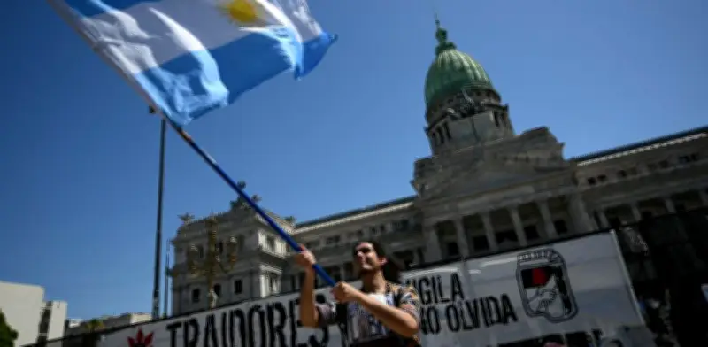 Reforma laboral de Milei avanza en Senado argentino entre protestas y cierre masivo de empresas